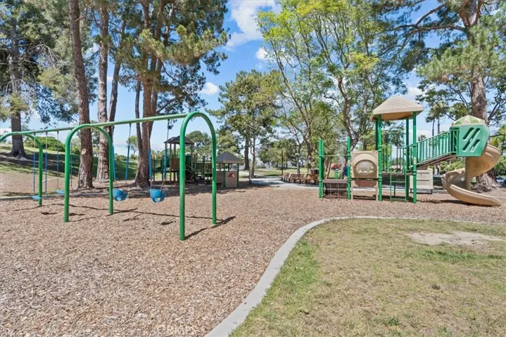 large park w/ playground steps away