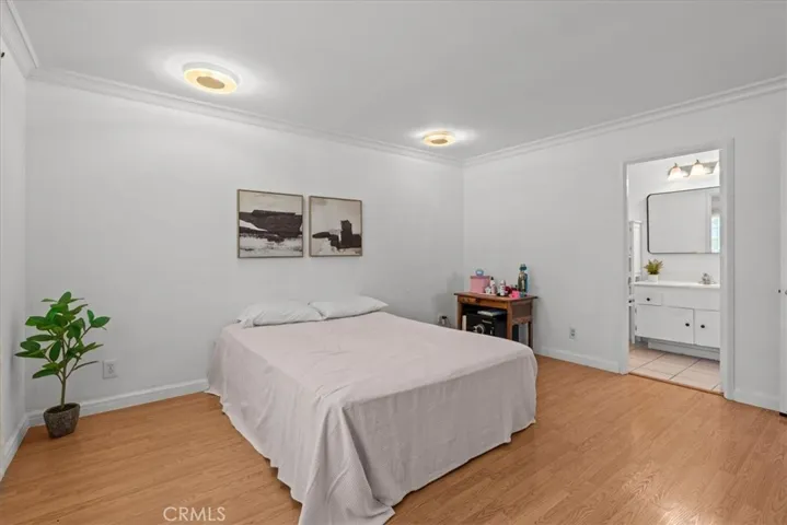 primary bedroom w/ ensuite bath