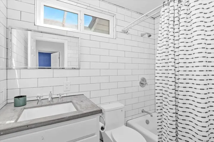 Upstairs hall full bath.