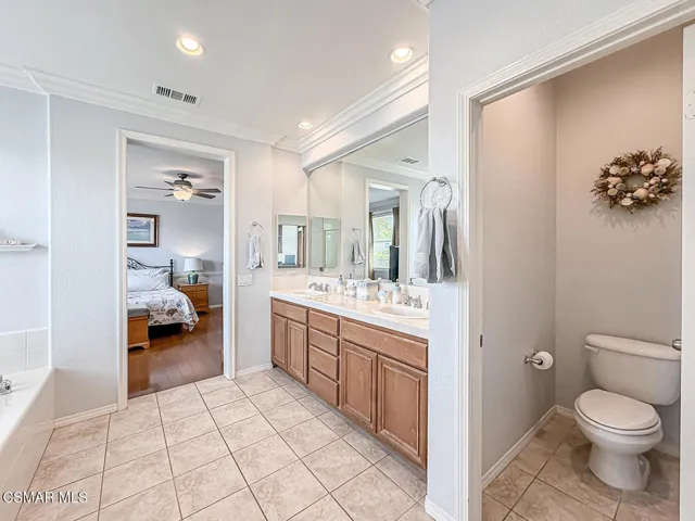 jPrimary Bedroom Suite9