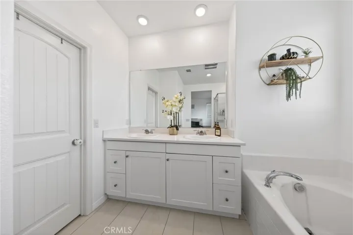 Double Vanity and Walk In Closet