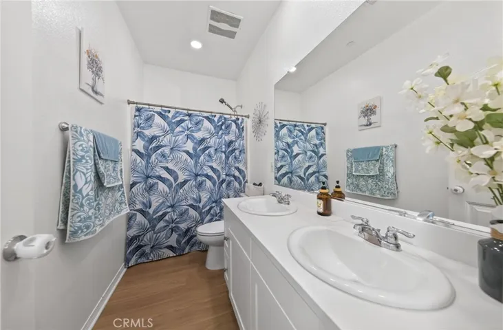 Upstairs Hallway Bathroom