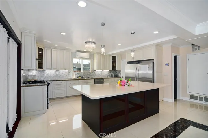6508 Moorcroft Avenue, Woodland Hills, California 91303
