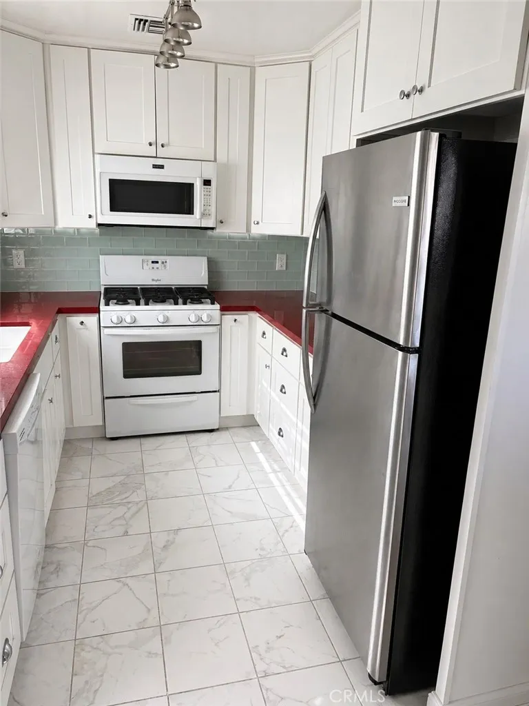 611 Modern Kitchen View #2