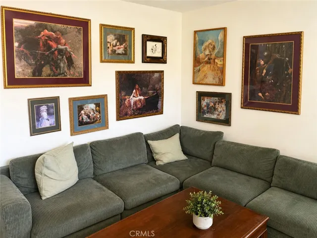 611 Bright and cozy Living Room