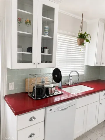 611 Modern Kitchen View #1