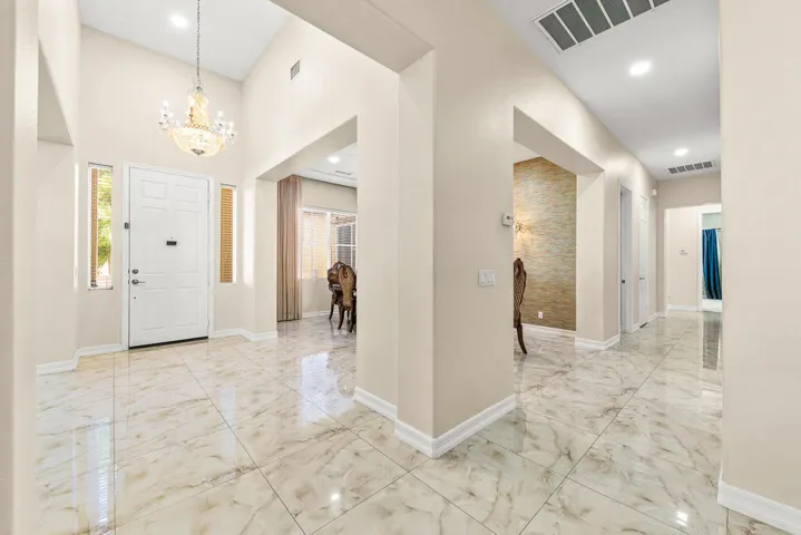 08 FOYER MLS