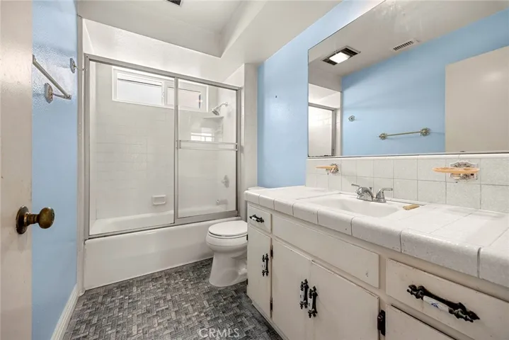 upstairs bathroom - 807