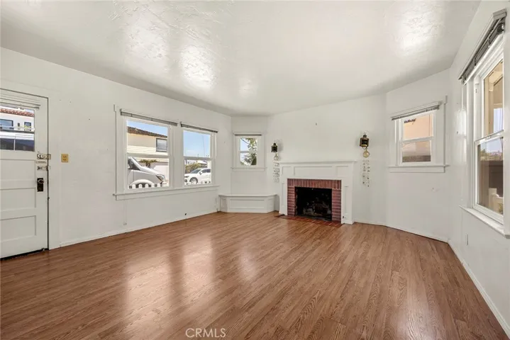 Ccttage living room w/ gas fireplace