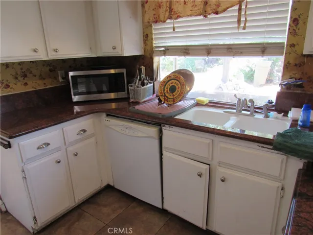 Granite counter tops in the kitchen