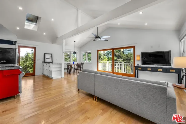 8443 Ridpath Drive, Los Angeles, California 90046