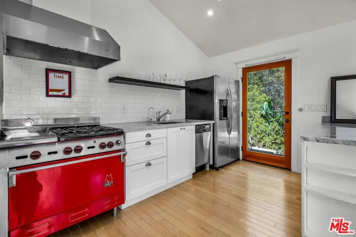 8443 Ridpath Drive, Los Angeles, California 90046