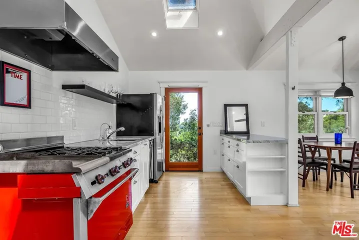 8443 Ridpath Drive, Los Angeles, California 90046