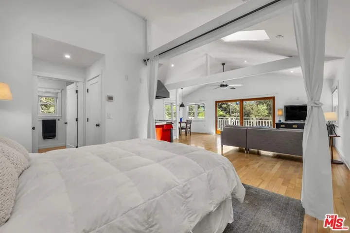 8443 Ridpath Drive, Los Angeles, California 90046