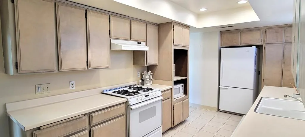 Kitchen range and refrigerator