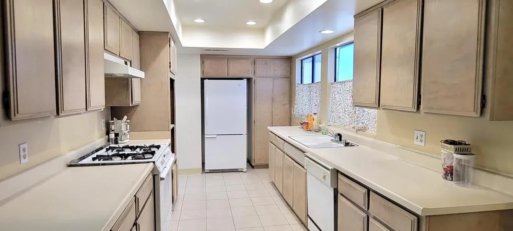 Full kitchen