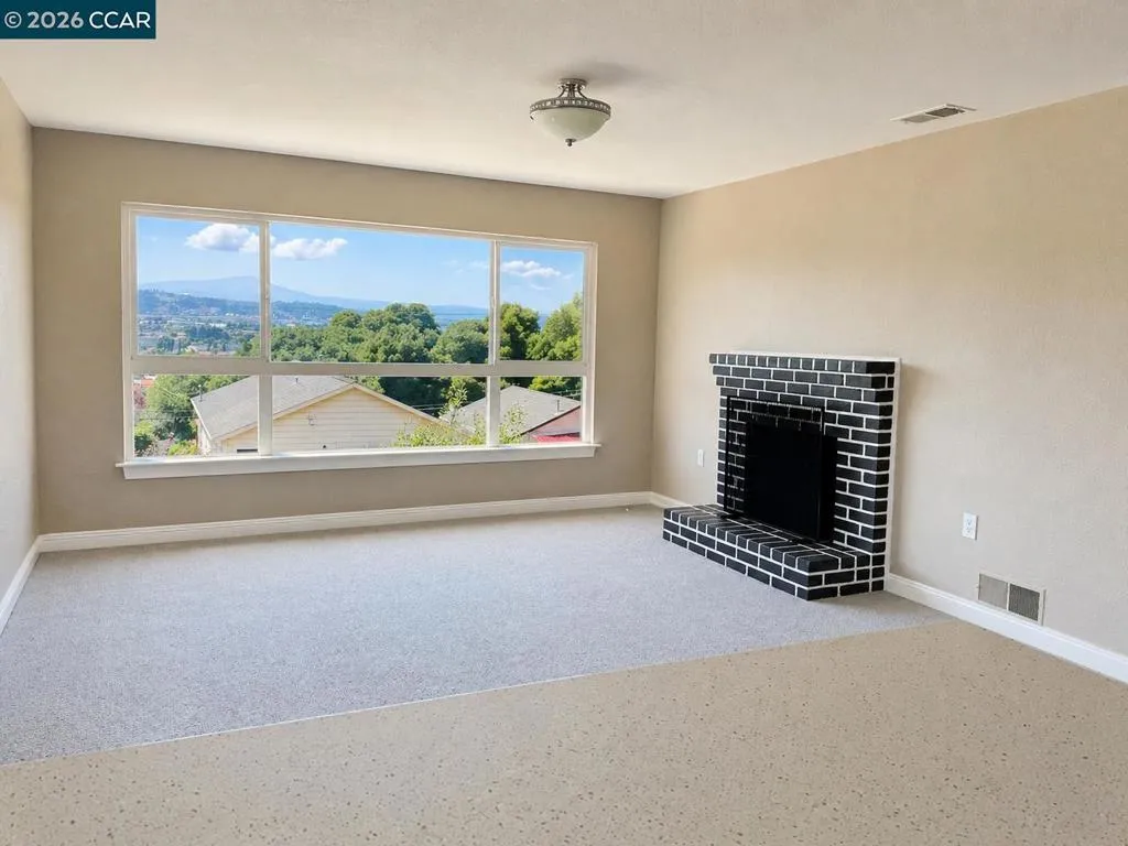 Huge Entertainer’s Family Room?Photo