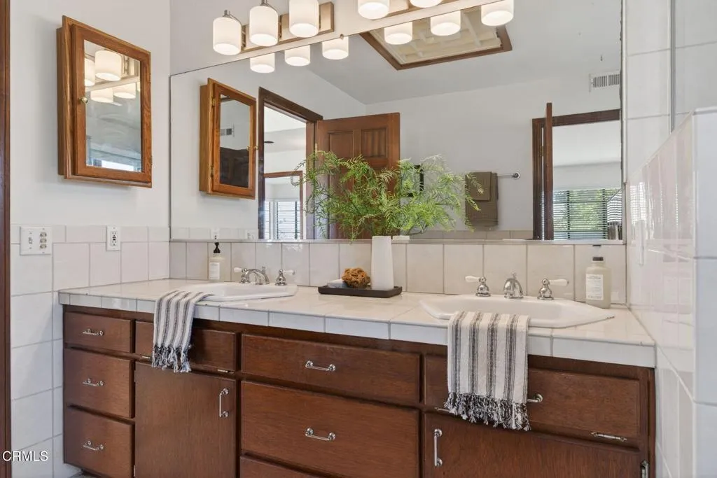 68-web-or-mls-UpmarketMedia-3009Oce-101