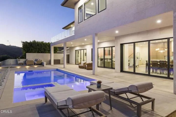 18-web-or-mls-UpmarketMedia-3254Break-tw