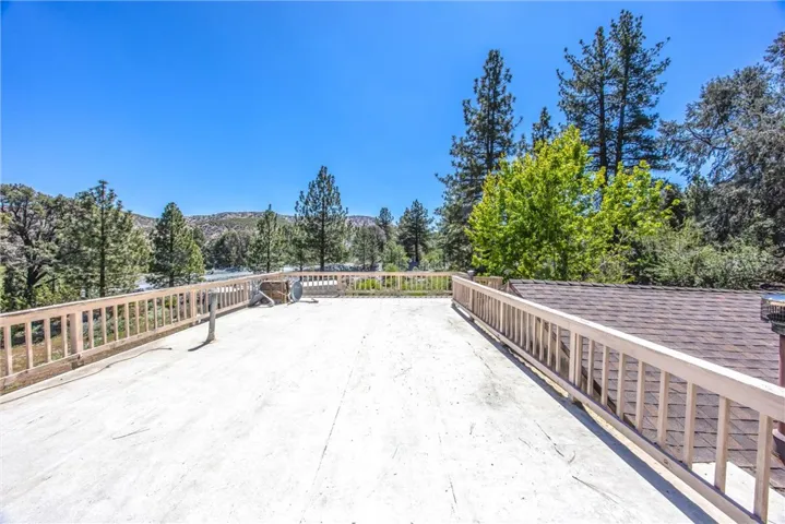 Huge viewing deck for lounging and enjoying the gorgeous views.