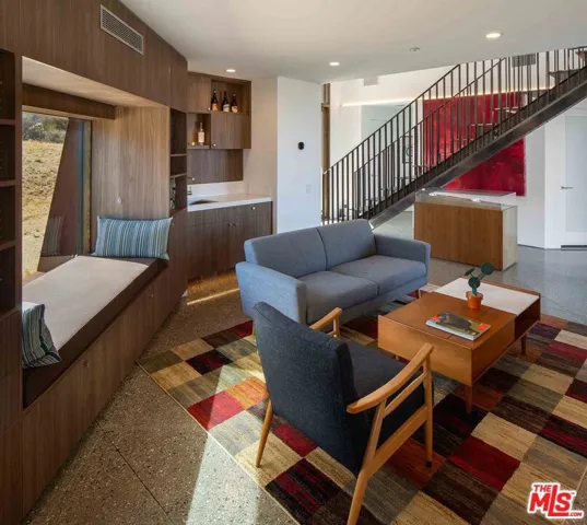 Bar & living room