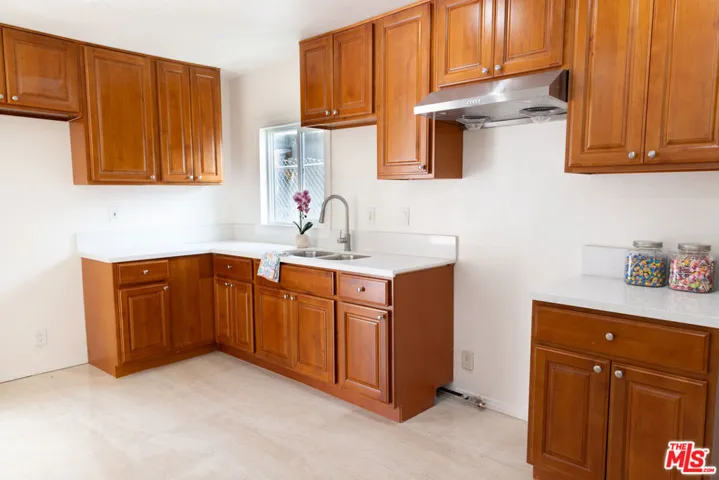 2918 1/2 Kitchen