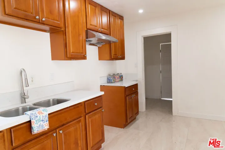 2918 1/2 Kitchen