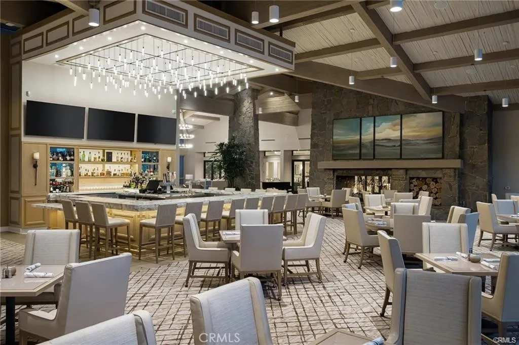 Dining and Bar at Clubhouse