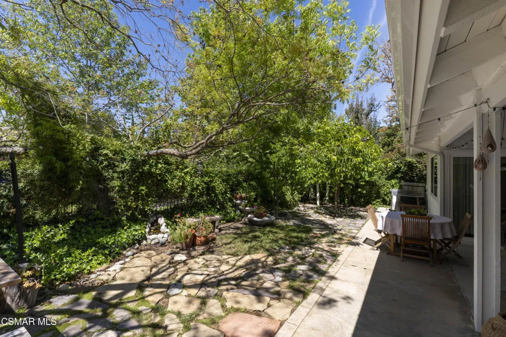 2124-Glenhollow-St-28