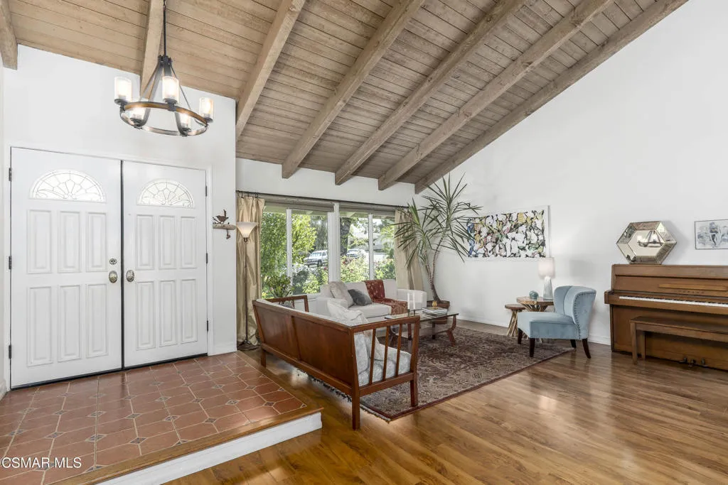 2124-Glenhollow-St-4