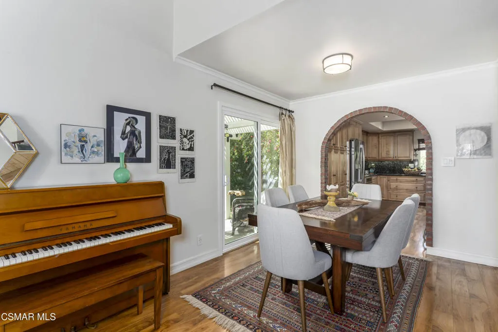 2124-Glenhollow-St-6