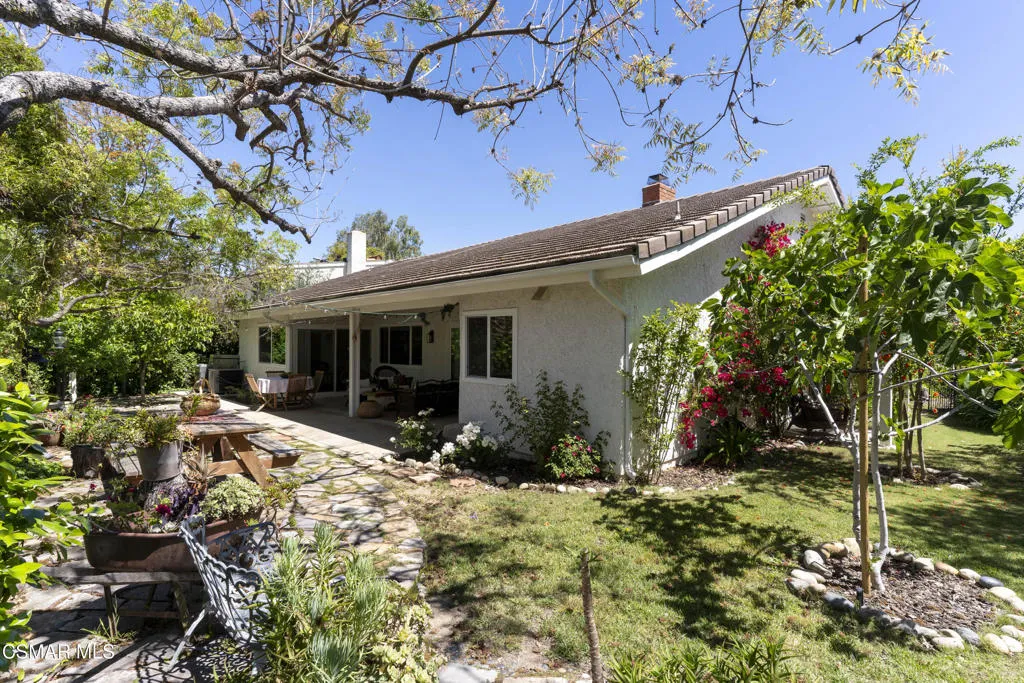 2124-Glenhollow-St-25