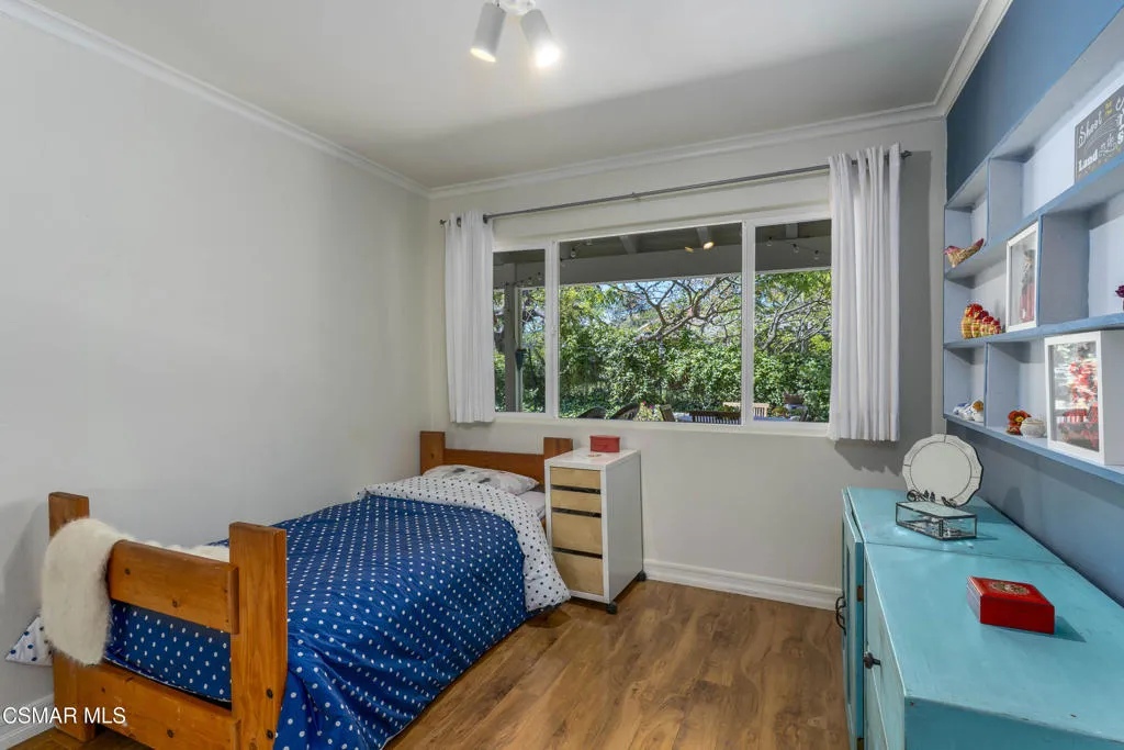 2124-Glenhollow-St-21