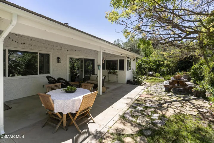 2124-Glenhollow-St-26