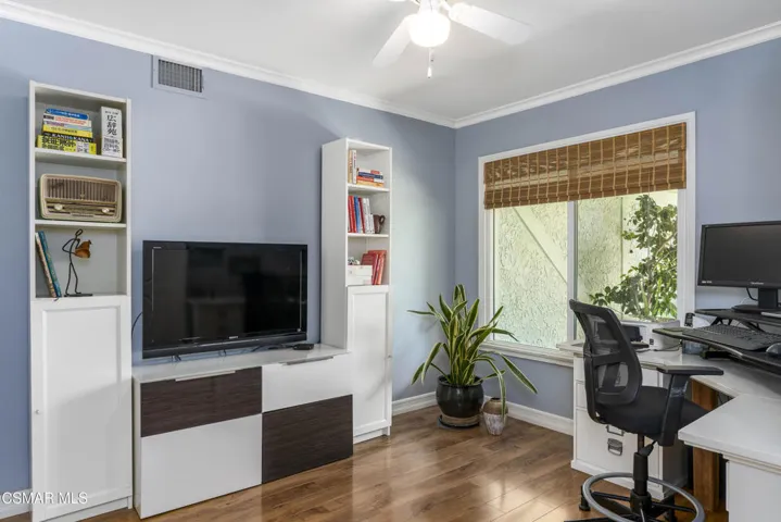 2124-Glenhollow-St-23
