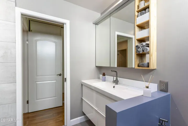 2124-Glenhollow-St-18