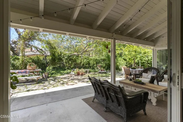 2124-Glenhollow-St-24