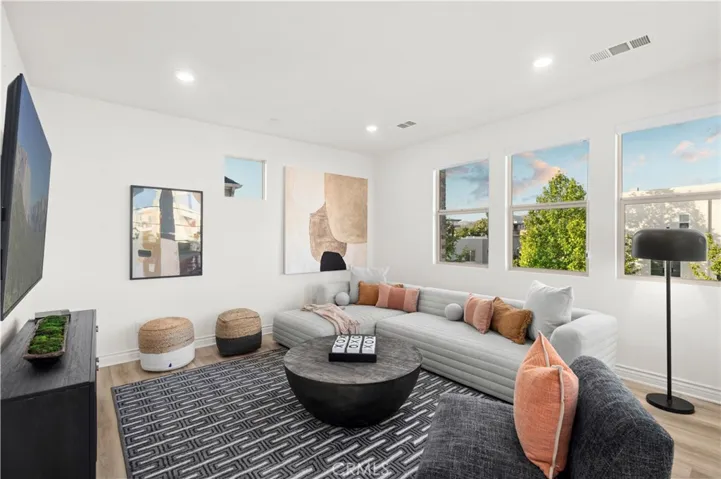 120 Frame, Irvine, California 92618