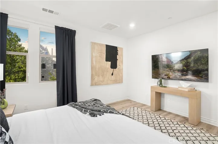 120 Frame, Irvine, California 92618