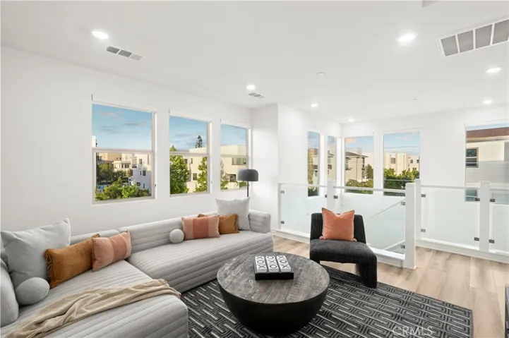 120 Frame, Irvine, California 92618