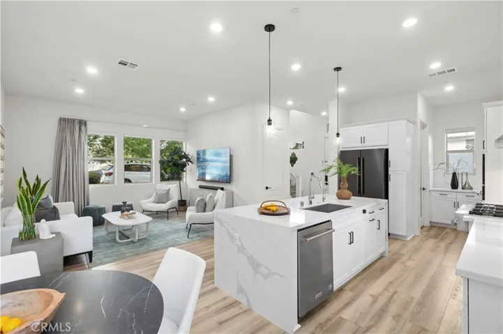 120 Frame, Irvine, California 92618