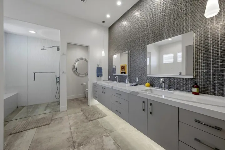 Spa like main bath!