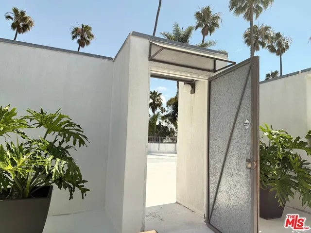 Gate To HOA Sundeck
