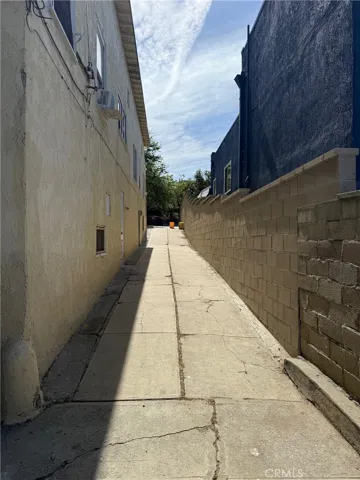 driveway to the parking area