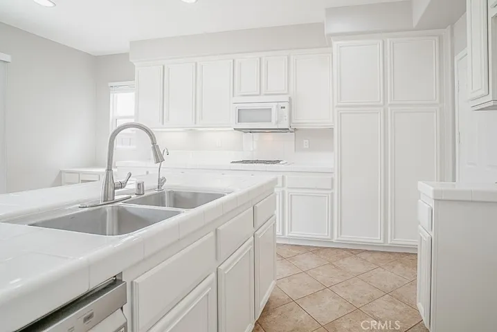 Family Room & Kitchen - 5
