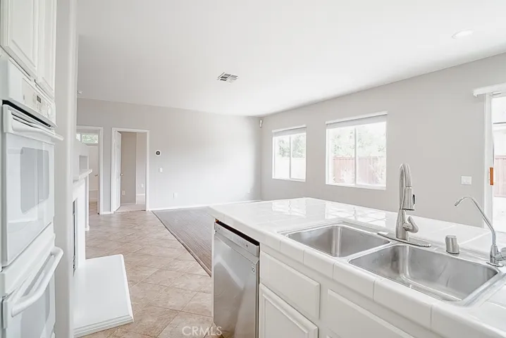 Family Room & Kitchen - 4