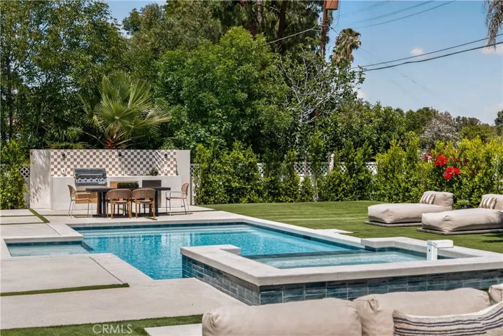 Av Rawlings, Woodland Hills, California 91367