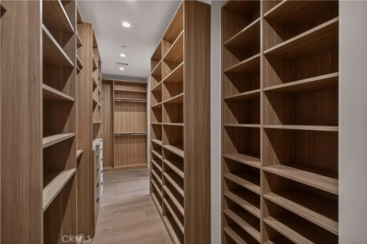 Av Rawlings, Woodland Hills, California 91367