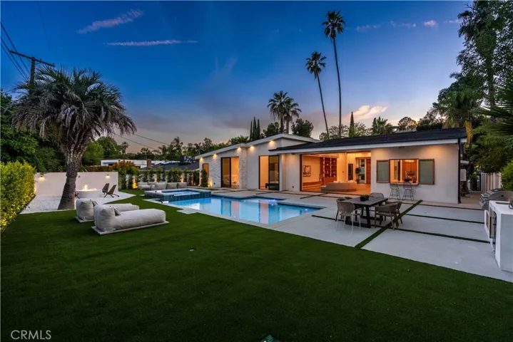 Av Rawlings, Woodland Hills, California 91367