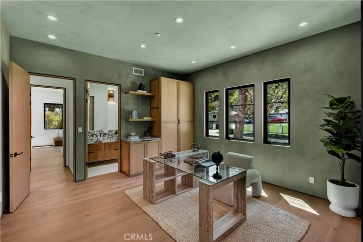Av Rawlings, Woodland Hills, California 91367